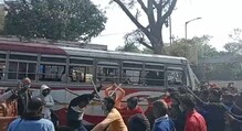 মাঝরাস্তায় ব্যাপক লাঠালাঠি। ভাইরাল ভিডিও। মাঝরাস্তায় ব্যাপক লাঠালাঠি। ভাইরাল ভিডিও।