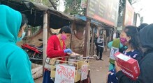 দই বড়া বিক্রি করে সংসার চালাচ্ছেন পূর্ব বর্ধমানের সুনীতা। দই বড়া বিক্রি করে সংসার চালাচ্ছেন পূর্ব বর্ধমানের সুনীতা।
