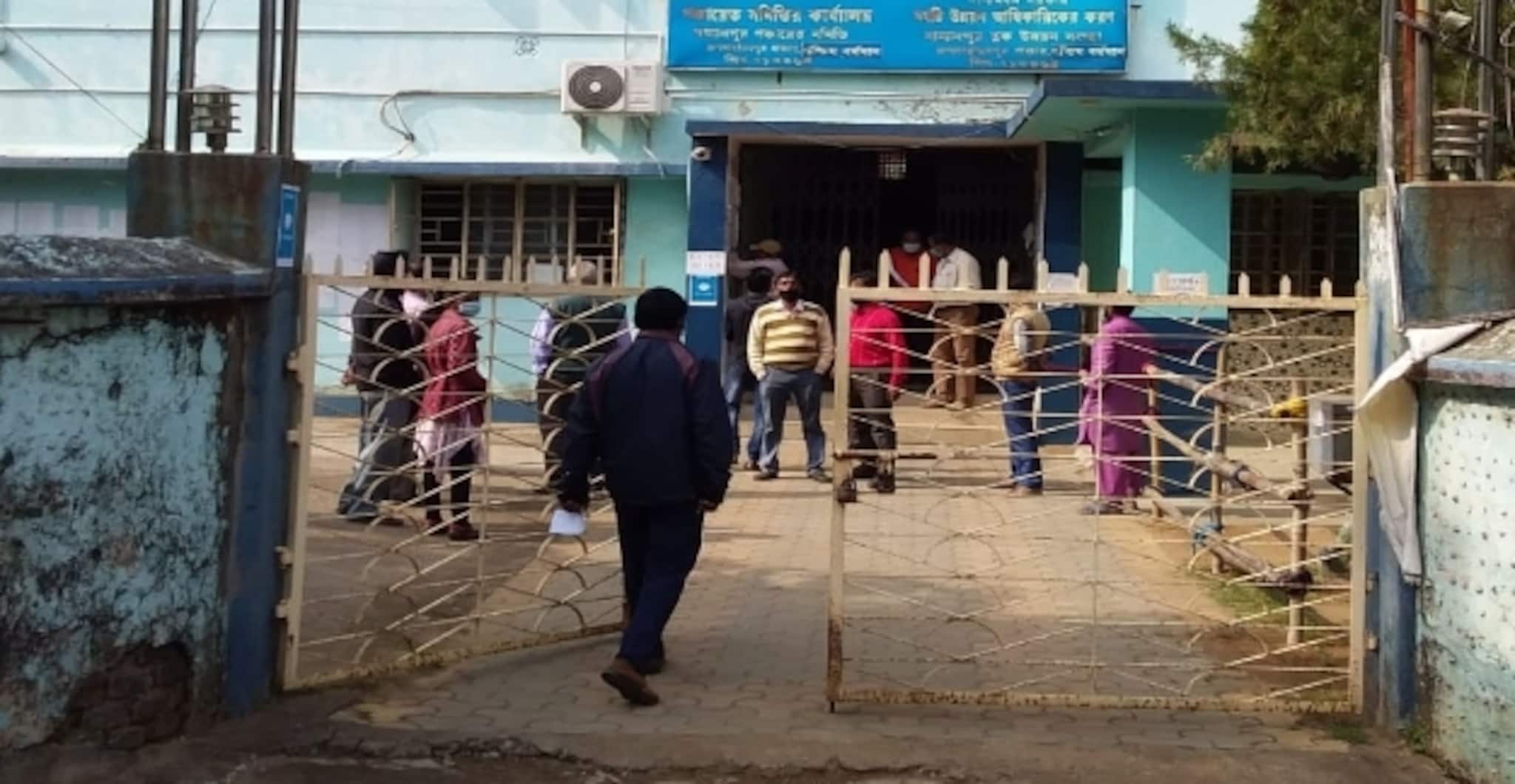 West Bardhaman News- জেলা প্রশাসনের আরোপ করা বিধি-নিষেধ উঠে গেল। জেলায় সন্ধ্যার পর স্বাভাবিক বাজার-হাট।