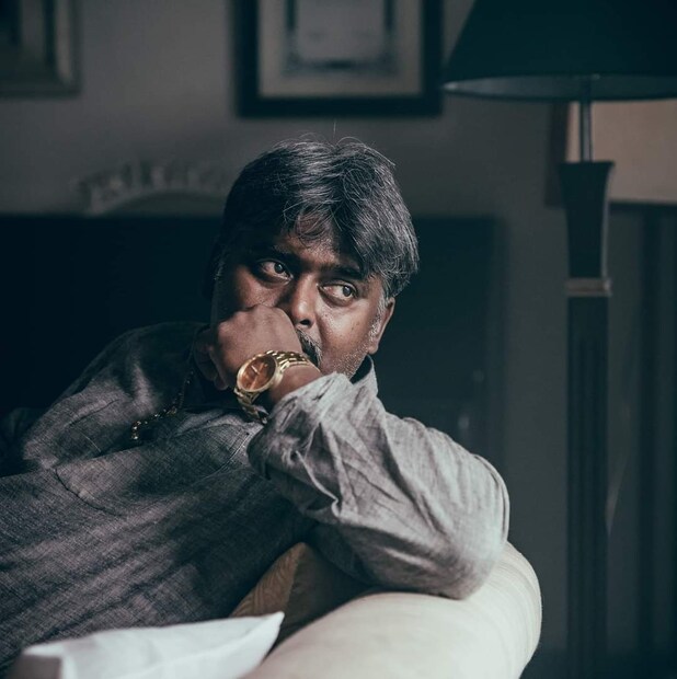  পরিচালক বাপ্পা জানান, ‘‘আমার প্রথম ছবি শহরের উপকথা, যা ইতিমধ্যেই তেলেঙ্গানা ফিল্ম ফেস্টিভ্যাল থেকে তিন তিনটি পুরস্কার পেয়েছে।  গিরগিট-এর হাত ধরে হিন্দি ছবিতে আমার ডেবিউ। প্রযোজক শুভঙ্কর মিত্র, তাঁর‌ও এটাই প্রথম হিন্দি ছবি। আমরা দুজনেই ভীষণ আশাবাদী।’’