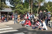 ইলামবাজারে পথ অবরোধ বিআইটিএম ইঞ্জিনিয়ারিং কলেজের পড়ুয়াদের।