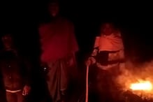 চাষের আলু নষ্ট করছে অজানা জন্তু, মশাল জ্বেলে পাহারায় গ্রামবাসীরা। চাষের আলু নষ্ট করছে অজানা জন্তু, মশাল জ্বেলে পাহারায় গ্রামবাসীরা।