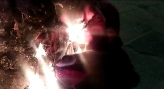 ঠান্ডার হাত থেকে রেহাই পেতে ভরসা আগুন।