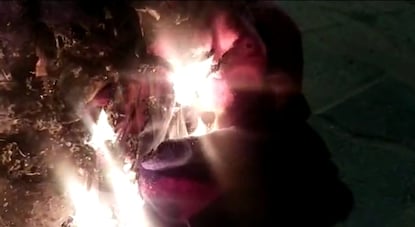 ঠান্ডার হাত থেকে রেহাই পেতে ভরসা আগুন। ঠান্ডার হাত থেকে রেহাই পেতে ভরসা আগুন।