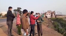 বাস যাত্রীদের মাস্ক বিতরণ পুলিশের বাস যাত্রীদের মাস্ক বিতরণ পুলিশের