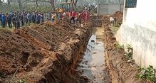 খেলার মাঠ দখল করে বাউন্ডারি ওয়াল তোলার অভিযোগ খেলার মাঠ দখল করে বাউন্ডারি ওয়াল তোলার অভিযোগ