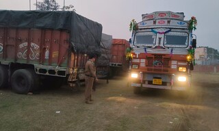 পুলিশি অভিযানে আটক হওয়া অবৈধ কয়লা বোঝাই ট্রাক।