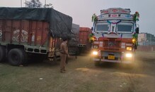 ভিন রাজ্য থেকে ঢুকছে অবৈধ কয়লা ভর্তি ট্রাক। ভিন রাজ্য থেকে ঢুকছে অবৈধ কয়লা ভর্তি ট্রাক।
