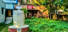 নেতাজির স্মৃতিধন্য আশ্রম আজ ধুলো মাখা জরাজীর্ণ হয়ে ইতিহাসের পথে। নেতাজির স্মৃতিধন্য আশ্রম আজ ধুলো মাখা জরাজীর্ণ হয়ে ইতিহাসের পথে।