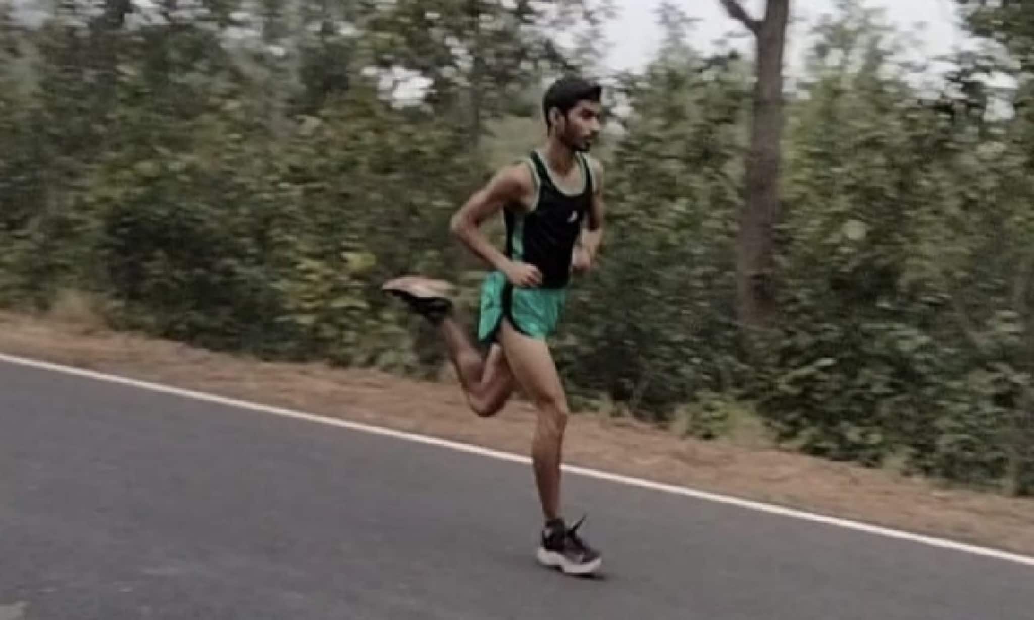 Paschim Medinipur: ঘরের মাটিতেই স্বপ্নের দৌড় শালবনীর অনুপমের