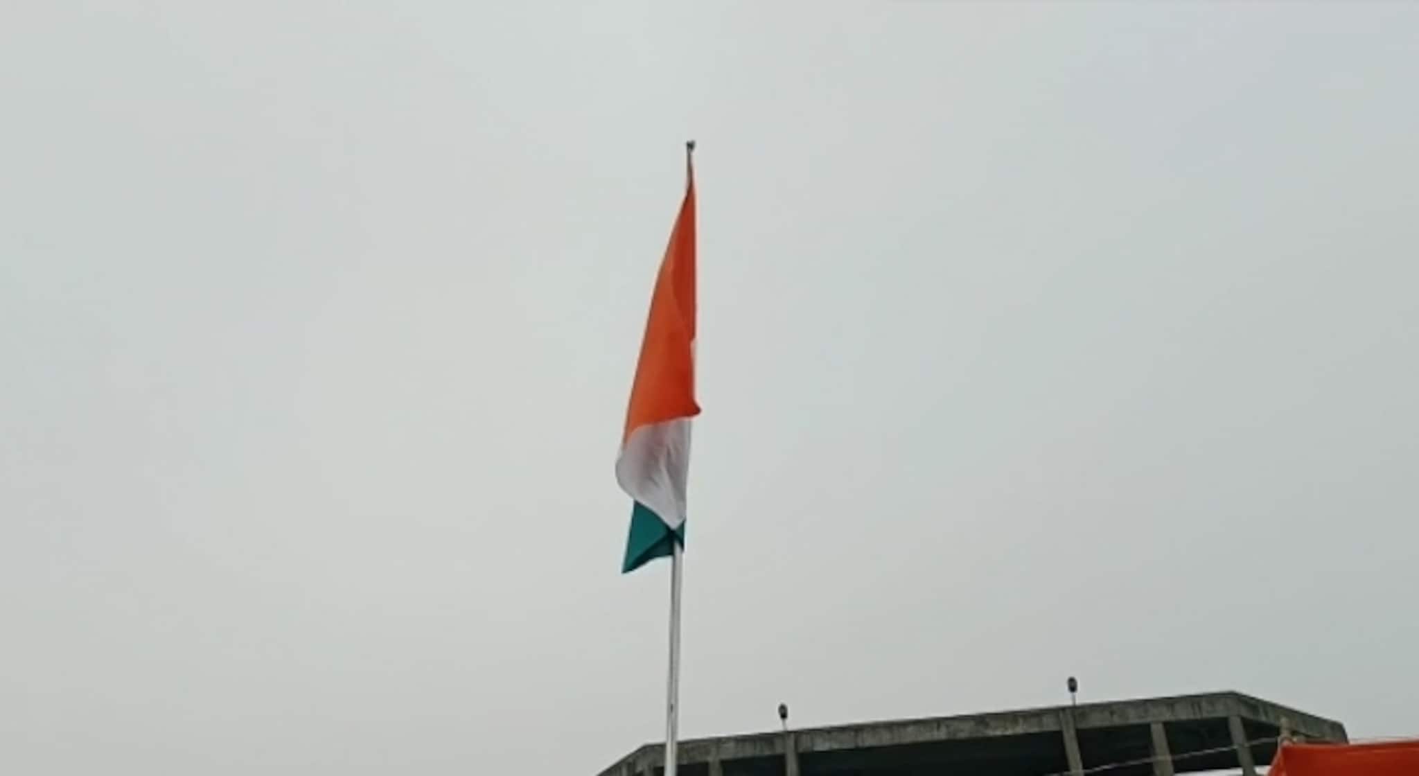 Paschim Bardhaman: ৭৩তম প্রজাতন্ত্র দিবসে পতাকা উত্তোলন জেলাশাসকের