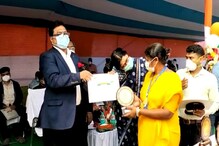 প্রজাতন্ত্র দিবসের অনুষ্ঠানে সংবর্ধিত হল জেলার আট জন স্বাস্থ্যকর্মী প্রজাতন্ত্র দিবসের অনুষ্ঠানে সংবর্ধিত হল জেলার আট জন স্বাস্থ্যকর্মী