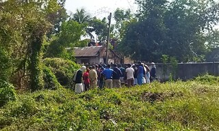 কবর থেকে তোলা হচ্ছে দেহ 