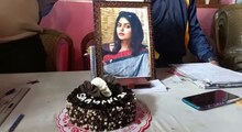 আসানসোলে কেক কেটে জন্মদিন পালন যুব তৃণমূল নেত্রী সায়নী ঘোষের