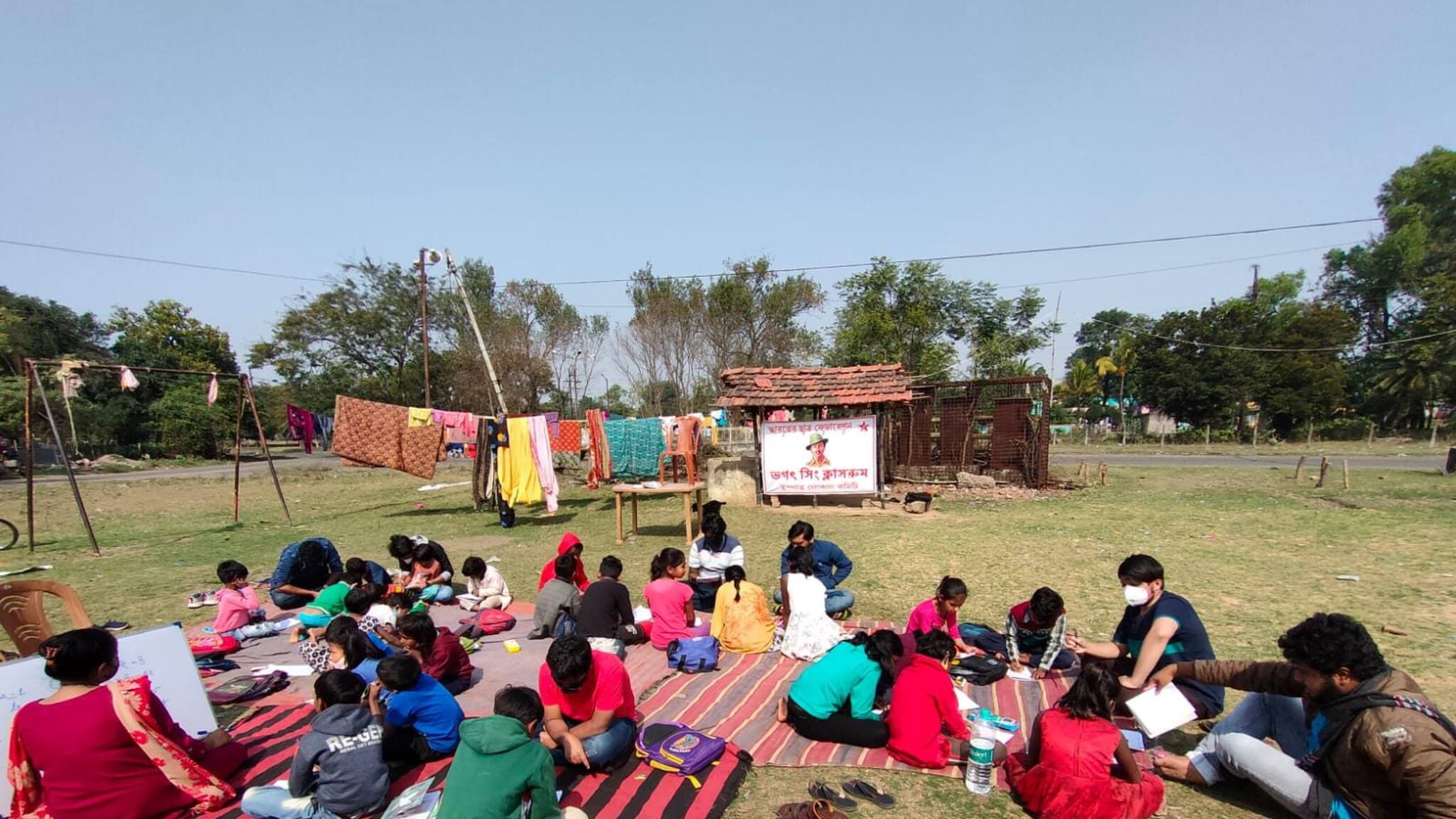 West Bardhaman News- বিধি-নিষেধের জন্য বন্ধ স্কুল। পড়াশোনার খামতি মেটাতে বিকল্প ক্লাসরুমের ব্যবস্থা বাম ছাত্র সংগঠনের