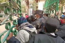 বিশ্বভারতীতে ফের ছাত্র বিক্ষোভ, বলাকা গেটের সামনে ধস্তাধস্তি