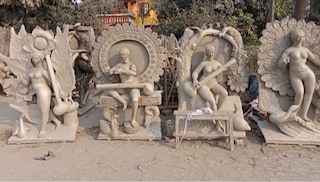 কুমোর পাড়ায় রূপদানের অপেক্ষা বড় সরস্বতী প্রতিমা। কুমোর পাড়ায় রূপদানের অপেক্ষা বড় সরস্বতী প্রতিমা।