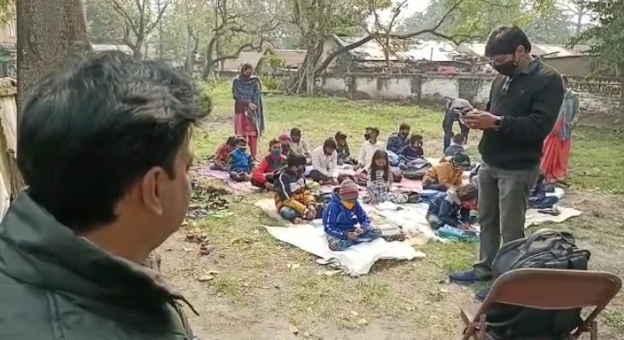 Paschim Bardhaman: গাছ তলায় পড়ুয়াদের পাঠ দান আসানসোলে