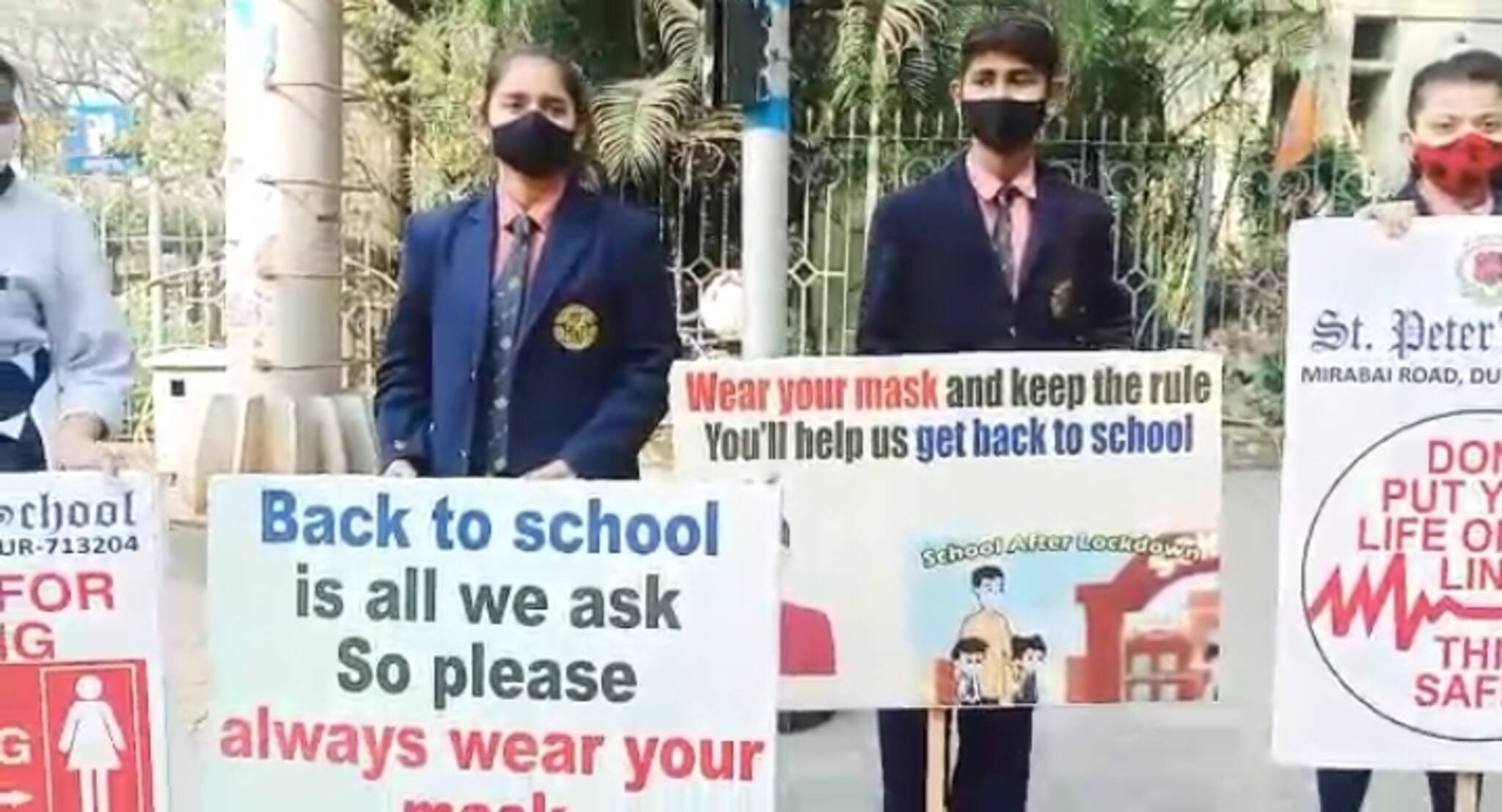 West Bardhaman News- আর ভালো লাগছে না অনলাইন ক্লাস। খোলা হোক স্কুল, প্ল্যাকার্ড হাতে অভিনব নীরব দাবি স্কুল পড়ুয়াদের