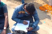 স্কুল খোলার দাবিতে রাস্তায় বসে ক্লাস স্কুল খোলার দাবিতে রাস্তায় বসে ক্লাস