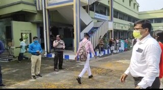 আগের দফায় স্কুল খোলার পরে স্বাগত জানানো হচ্ছে পড়ুয়াদের। (ফাইল চিত্র)