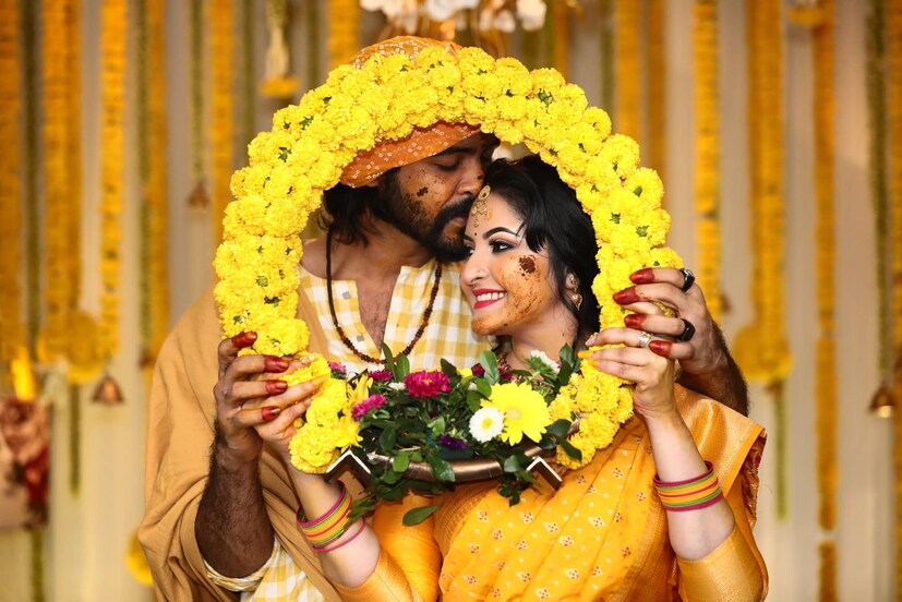 ছবিতে পরীমনিকে দেখা যাচ্ছে কাঁচা হলুদ রঙের শাড়িতে। সঙ্গে মানানসই সেজেছেন অভিনেত্রী। রাজের পরনে সাদা হলুদ চেকস-এর কুর্তা। আর উপরে জ্যাকেট। মাথায় পাগড়ি বেঁধেছেন রাজ। 