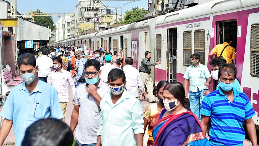 যাত্রীসুরক্ষায় কড়া বিধিনিষেধ জারি লোকাল ট্রেনে প্রতীকী ছবি। 