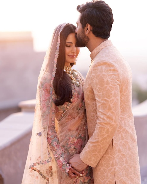 বিয়ের দিন আকর্ষণীয় সাজে ভিকি ও ক্যাটরিনা। 