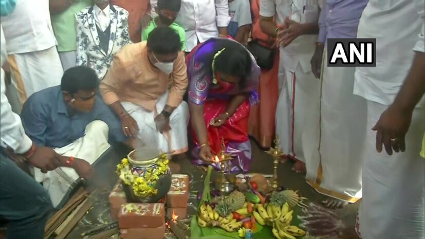 *তেলেঙ্গানার রাজ্যপাল এবং পুদুচেরির লেফটেন্যান্ট গভর্নর, তামিলিসাই সৌন্দর্যায়ন মকর সংক্রান্তির দিনে চেন্নাইয়ে নিজের বাসভবনে পালন করলেন পোঙ্গল উৎসব।