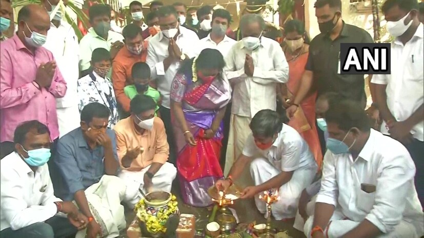 শ্তেরলেঙ্গানার রাজ্যপাল এবং পুদুচেরির লেফটেন্যান্ট গভর্নর, তামিলিসাই সৌন্দর্যায়নের বাড়িতে পোঙ্গল উৎসব।