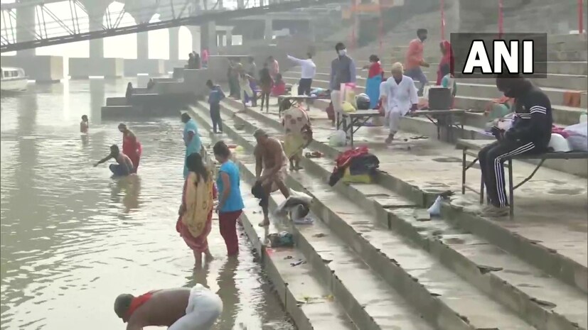 *বিহারের পটনায় গান্ধিঘাটে মকর সংক্রান্তির পুন্যস্নানে ব্যস্ত স্থানীয় বাসিন্দারা।