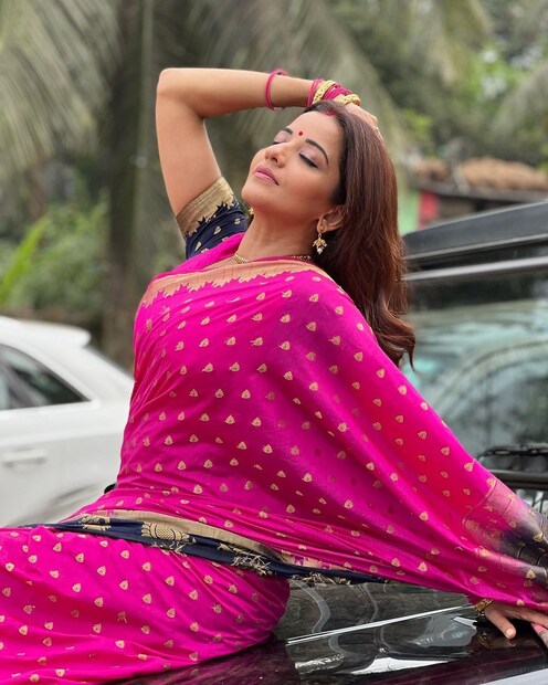 হট পিঙ্ক শাড়িতে নজরকাড়া সাজে মোনালিসা। 