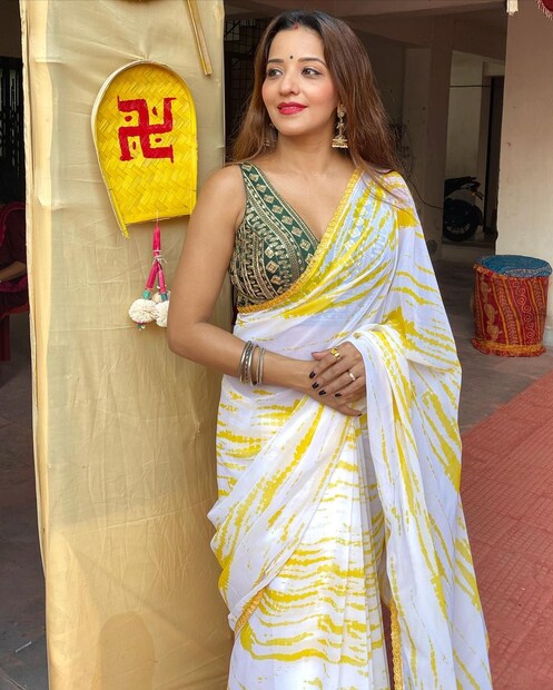 সাদা ও হলুদের মিশেলে শিফন শাড়িতে সেজেছেন মোনালিসা। 