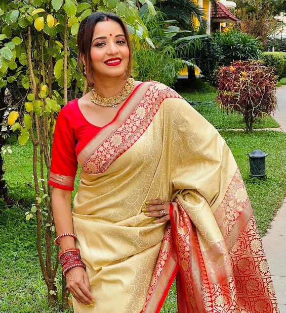 লাল পাড় ও সোনালি গরদে সেজেছেন ঝুমা বৌদি। 