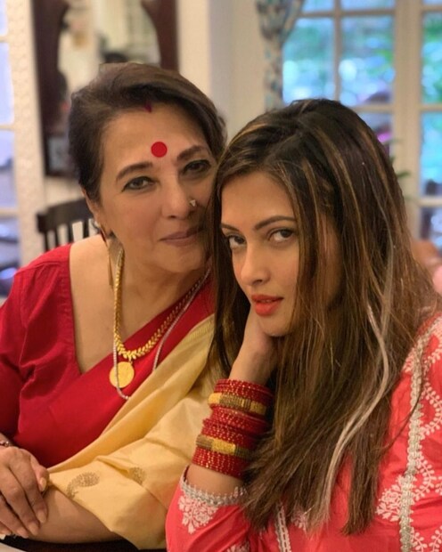 *মা মুনমুন সেনের সঙ্গে অভিনেত্রী, মডেল রিয়া সেন। মায়ের মতোই সুন্দরী তিনি। পাশ্চাত্য পোশাকের মতোই বাঙালি পোশাকেও নজর কাড়েন তিনি। (Image: Instagram)