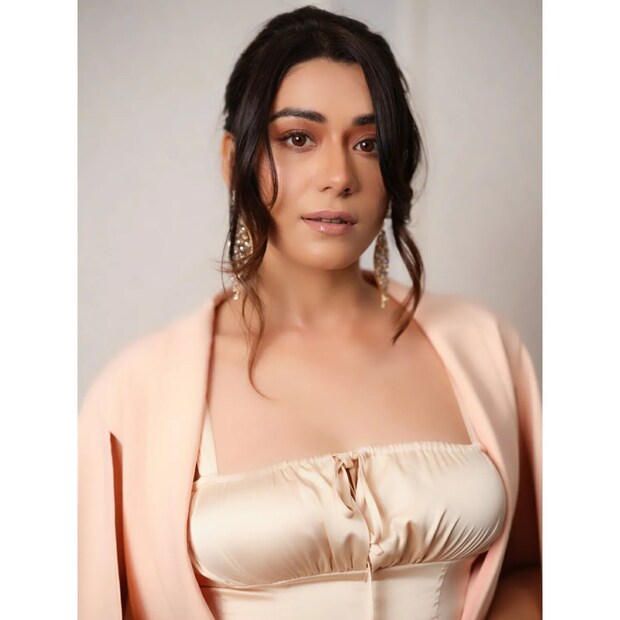 এয়ারফোর্স গোল্ডেন জুবিলি থেকে স্কুল ও দিল্লি কলেজ অফ আর্টস অ্যান্ড কমার্স থেকে পড়াশোনা করেছেন আঁচল। 