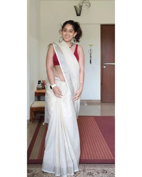 ইরা খানকে (Ira Khan Hot photos) দেখতে পাওয়া যাচ্ছে অফ হোয়াইট কটন (সূতির) শাড়িতে, সঙ্গে লাল হাত কাটা ব্লাউজে আগুন ঝরে পড়ছে ৷ ছবি সৌজন্যে ইনস্টাগ্রাম ৷