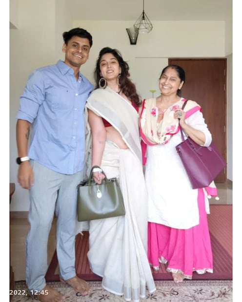 এই ছবিতে ইরা খান, নূপূর ও তার মায়ের সঙ্গে দুর্দান্ত পোজ দিয়েছেন ৷ মা ছেলের মাঝখানেই ইরা খান ৷ হাতে ব্যাগ ধরে আছেন ইরা ৷ বড় বড় দুল পরে ইরা আরও শোভা বাড়িয়েছেন ৷ ছবি সৌজন্যে ইনস্টাগ্রাম ৷