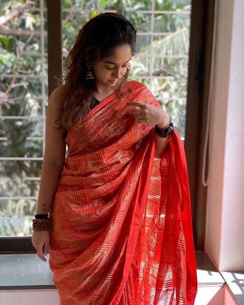 ছবি শেয়ার কররা সময় ইরা বম্বের কটন শাড়ি, রবিবারে সবাই ভাল থাকুন লিখেছেন ছবির মাধ্যমে ইরা এই কথাই বলতে চেয়েছেন শাড়িটি নূপূরের মা প্রীতম শেখর উপহার দিয়েছেন ৷ ছবি সৌজন্যে ইনস্টাগ্রাম ৷
