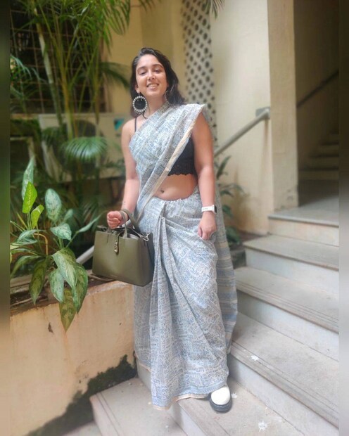 ইরা খান তাঁর বয়ফ্রেন্ডের মাকে ধন্যবাদ জানিয়েছেন ৷ ক্যাপশানে লিখেছেন শাড়ির জন্য ধন্যবাদ প্রীতম শেখর ৷ প্লিজ হ্যান্ড ব্যাগটি ভুলবেন না ৷ ছবি সৌজন্যে ইনস্টাগ্রাম ৷