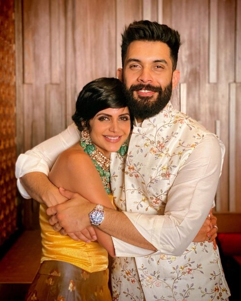 মৌনি রায়ের (Mouni Roy Wedding) বন্ধু অশোক গোরাডিয়া ও অর্জুন বিজলানির সঙ্গে মন্দিরা বেদী (Mandira Bedi) ৷ ছবি দুর্দান্ত গতিতে ভাইরাল হয়েছে সোশ্যাল মিডিয়ায় ৷ ছবি সৌজন্যে ইনস্টাগ্রাম ৷