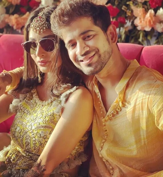 মৌনি রায় (Mouni Roy) ও সূরজ নাম্বিয়ারের (Suraj Nambiar) বিয়েতে প্রবেশ অত্যন্ত সহজ নয় ৷ কেননা বর বউ অতিথিদের সামনে একটি শর্ত রেখেছেন ৷ সেই শর্ত মানলেই বিয়েবাড়িতে এন্ট্রি পাবেন ৷ ছবি সৌজন্যে ইনস্টাগ্রাম ৷