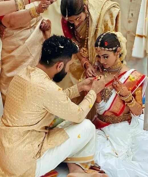 দক্ষিণ ভারতের বউ মৌনি রায়ের মধ্যে ফুটে উঠেছে সহজ সরল ভাব ৷ সাধারণ লুকেও অসাধারণ দেখতে লেগেছে মৌনি রায়কে ৷ ছবি সৌজন্যে ইনস্টাগ্রাম ৷ 