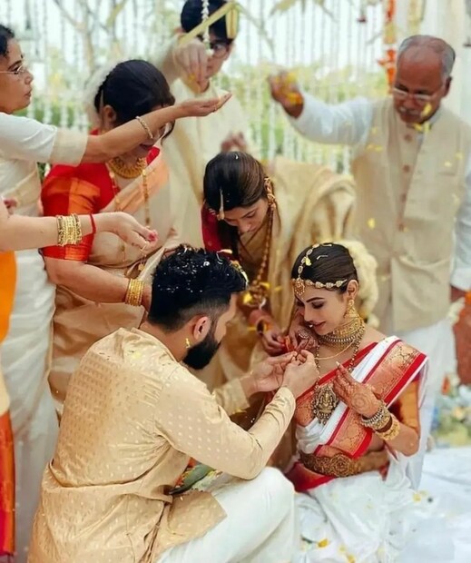 মৌনি রায় সাদা রঙের সুন্দর শাড়ি পরেছেন ৷ দারুণ লুকের সঙ্গে সোনার গয়না যেন সম্পূর্ণ করেছে ৷ ছবি সৌজন্যে ইনস্টাগ্রাম ৷ 