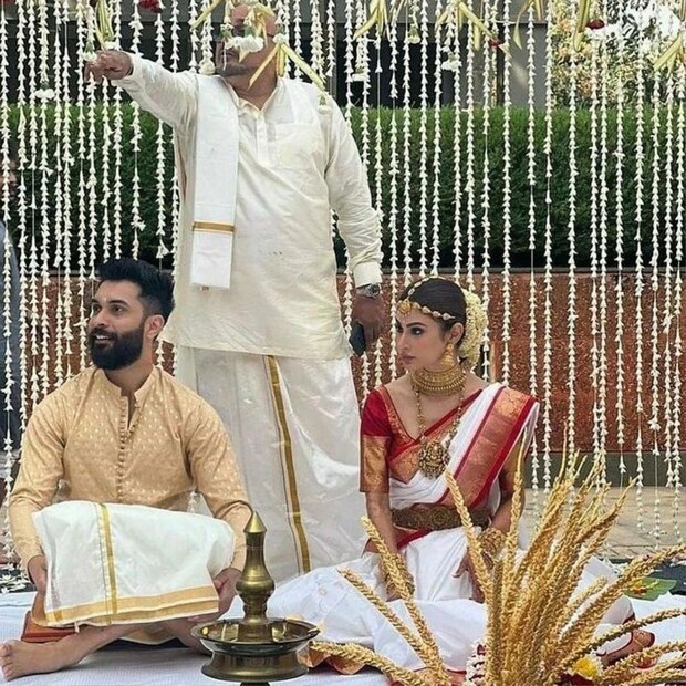 বিয়ের নানান রীতিনীতির মাঝেই মৌনি রায়ের ছবি যেন বারেবারে ঝড় তুলেছে সোশ্যাল মিডিয়ায় ৷ ছবি সৌজন্যে ইনস্টাগ্রাম ৷ 