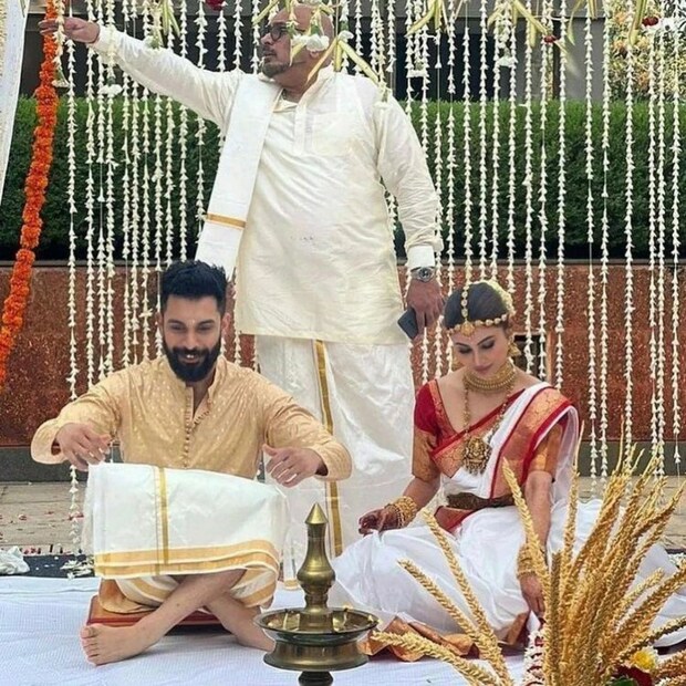 বিয়েতে বর অর্থাৎ সূরজ নাম্বিয়ার সোনালি রঙের পঞ্জাবি ও সাদা লুঙ্গি পরেছেন ৷ জুটিতে অত্যন্ত সুন্দর দেখতে লাগছে মৌনি রায়কে ৷ ছবি সৌজন্যে ইনস্টাগ্রাম ৷ 