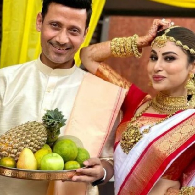 সিঁথিতে সিঁদুর, মাথায় পট্টি, চোকার সেট, টেম্পল জুয়েলারি, গা ভর্তি গয়নায় যেন অপরূপা দেখতে লাগছে মৌনি রায়কে ৷ ছবি সৌজন্যে ইনস্টাগ্রাম ৷ 