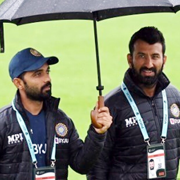 ভারতীয় দল এখন ঘরের মাঠে ওয়েস্ট ইন্ডিজের বিরুদ্ধে টেস্ট সিরিজ খেলবে। তার পর সিরিজ শ্রীলঙ্কার বিরুদ্ধে। এই সিরিজে অজিঙ্ক রাহানে ও চেতেশ্বর পূজারার টেস্ট দলে জায়গা পাওয়ার সম্ভাবনা কম। গত দুই বছর ধরে খারাপ ফর্মের সঙ্গে লড়াই করছে এই জুটি। শুধু তাই নয়, দক্ষিণ আফ্রিকার বিরুদ্ধে সিরিজের আগে সহ-অধিনায়কের পদও হারান রাহানে। শ্রীলঙ্কার বিরুদ্ধে সিরিজে সুযোগ দেওয়া হতে পারে শ্রেয়াস আইয়ার, হনুমা বিহারী ও শুভমান গিলকে।