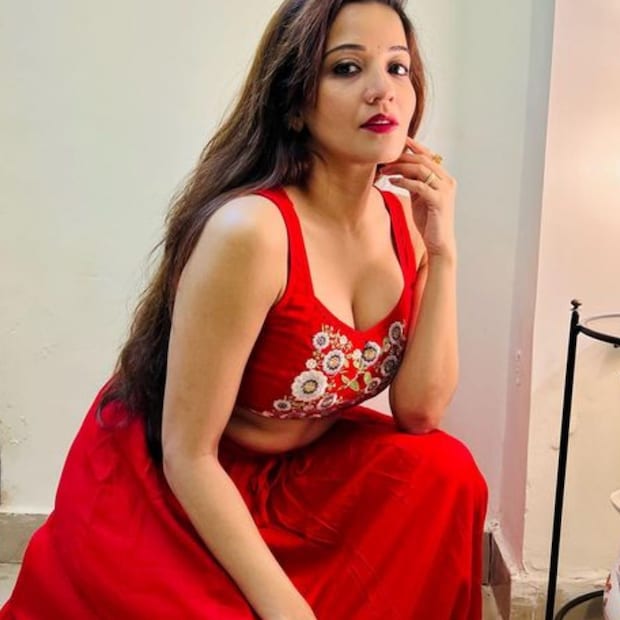 মোনালিসার লাল পোশাকের ছবিতে এক ভক্ত লিখেছেন রেড চিলিজ, অন্য একজন লিখেছেন রেডওয়াইন ৷ তৃতীয় কোনও একজন লিখেছেন শাড়ি পরতে ভুলে গিয়েছেন? কেউ লিখেছেন লাল টম্যাটো ৷ কেউ আবার রূপে ফিদা হয়ে প্রেম নিবেদন করেছেন ৷ ছবি সৌজন্যে ইনস্টাগ্রাম ৷