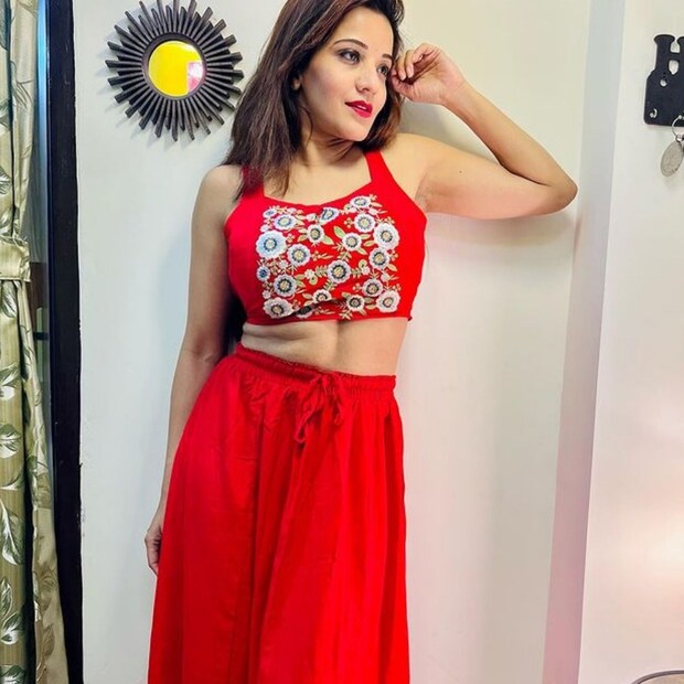লাল পোশাকে মোনালিসার ছবি দেখে তাঁর স্বামী থেকে শুরু করে ভক্তরা প্রেমে পড়েছেন ৷ আজমগড়ের বাড়িতে আছেন মোনালিসা ২৬ জানুয়ারির শুভ মুহূর্তে সেই বাড়ি থেকেই ছবি শেয়ার করেছেন মোনালিসা ৷ ছবি সৌজন্যে ইনস্টাগ্রাম ৷
